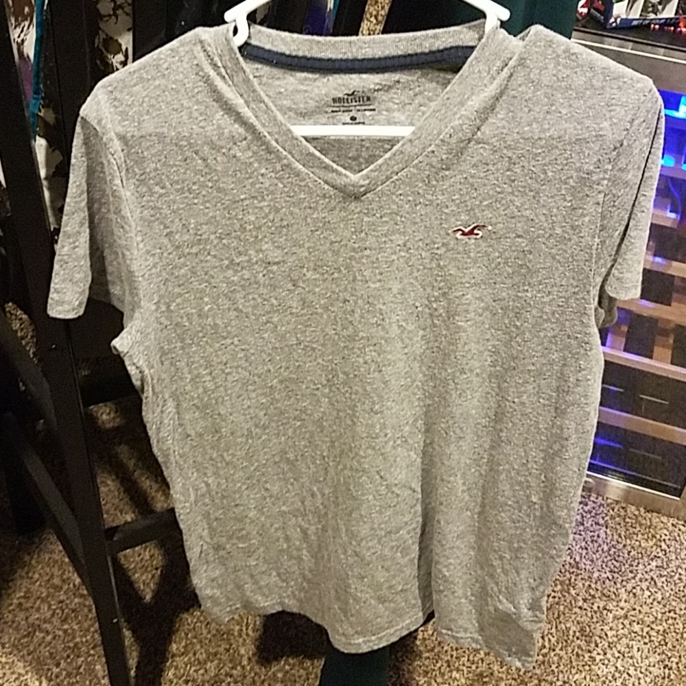 Hollister Mens  V neck Gray short sleeve shirt